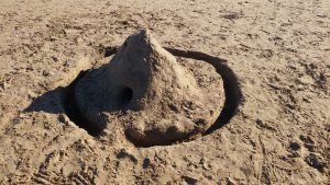 Barnen bygger sandslott stranden Playa de los Náufragos