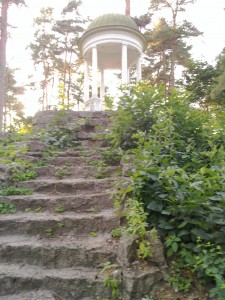 En gammal utsiktspaveljong med sitna trappor Jurmala