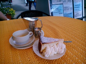 Fin kaffekanna och ostkaka på Cafe Heidrich