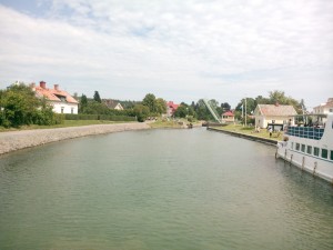 Bro öppning på väg in i slussen i Borensberg
