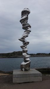 skulptur utanför konsthallen Marstrand