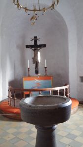 altare och dopfunt nylars kyrka bornholm