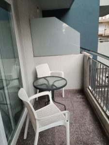 balkong med stolar och bord