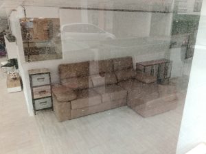 min soffa i skyltfönstret på en outlet