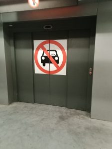 Skylt på hiss att man inte kan köra in med bil. 