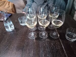 Första glaset tyskt muserande vin. Andra glaset från Ästad vingård och tredje glaset är från 2018