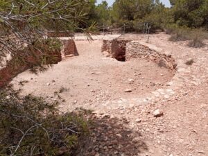 Ruiner av en försvarsanäggning intill Fyren i Santa Pola