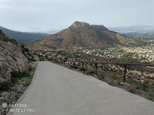 blick ner från vägen upp till Mirador Morro de Toix